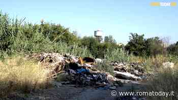 VIDEO | Roma non impara la lezione: ancora rifiuti nella discarica abusiva andata a fuoco poche settimane fa