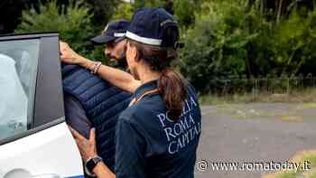 Tenta di rapinare il telefonino a un passante puntandogli le forbici alla gola