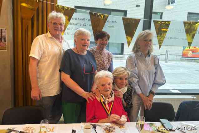 Antoinette viert 100ste verjaardag in wzc Sint-Vincentius