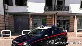 Spaccano vetrata della banca con una Panda e scappano con la cassaforte