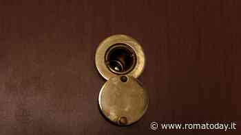 Vede ladro d'appartamento dallo spioncino della sua porta, urla e lo mette in fuga