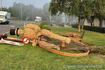 Vandalen gooien groot kunstwerk uit stro omver: “Schade is aanzienlijk”
