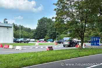 Discussie mondt uit in gevecht aan autokeuring in As: klant en parkeerwachter gewond