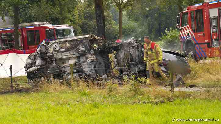 Man (75) komt om door frontale botsing tussen twee auto's