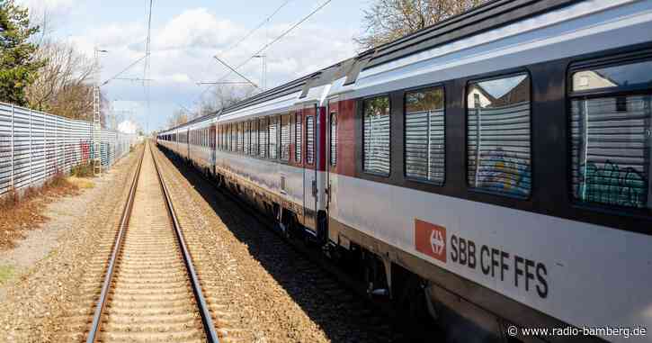 Zug mit 300 Passagieren von Baum getroffen