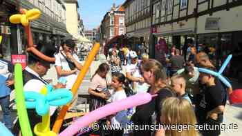 Durchhalten: Wolfenbütteler feiern Buddelpause in der City