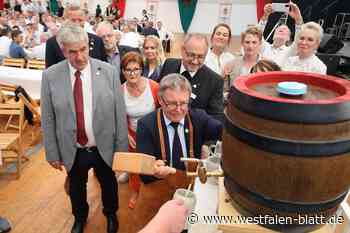 Los geht's: Annentag in Brakel startet mit Fassanstich