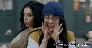 Charli XCX en Billie Eilish lieten 10.000 slipjes en bh’s leveren voor sexy clip, nu gaan ze naar bijzonder doel