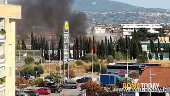 Incendio a Capannelle: brucia un negozio. Evacuate le case