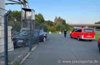 FW Lehrte: Unfall auf der A2 PKW steckt im Zaun