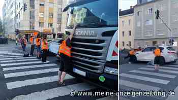 Fahrzeug rast in Klima-Aktivisten – Aufnahme zeigt den Vorfall