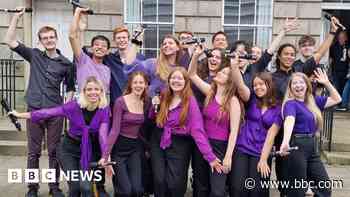 Performers take to streets as power cuts hit Edinburgh Fringe
