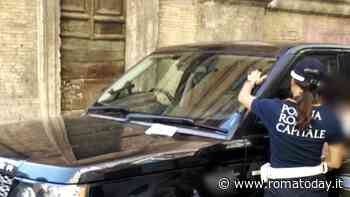 Bambino di 4 anni resta chiuso dentro l'auto sotto al sole