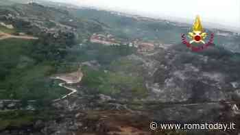 VIDEO | Brucia la collina: le immagini dall'alto dopo il maxi incendio