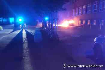 Geparkeerde auto schiet in brand in Geel