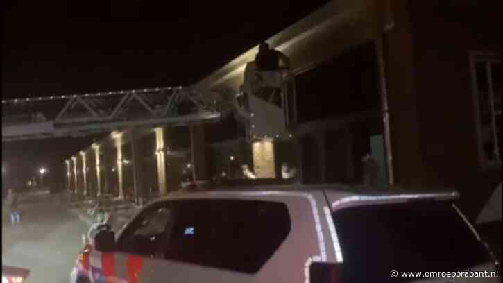 Jongen durft dak niet meer af, brandweer haalt hem naar beneden