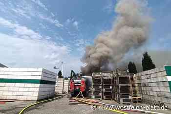 Dunkle Rauchwolken über Recyclingfirma in Espelkamp