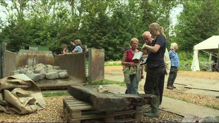 Zeewolde - Bezoekers vergapen zich aan 500 jaar oud schip op open dag