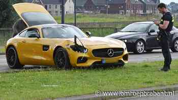 Bestuurder botst met luxe Mercedes van twee ton tegen verkeerslicht