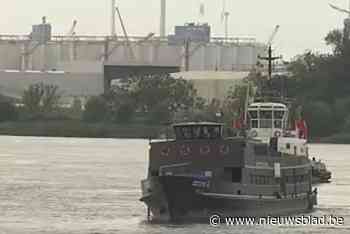 Nederlands schip vaart tegen boei en komt vast te zitten