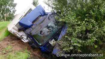 112-nieuws: vrachtwagen rijdt in sloot • Mercedes ramt verkeerslicht