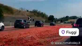 Camion perde l'intero carico di pomodori sull'A1: traffico in tilt