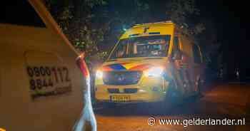 Scooterrijder wordt midden op dijk gevonden in Herwen; ernstig gewond naar ziekenhuis