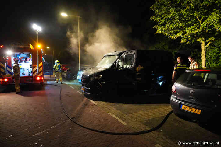 Auto en bestelbus in brand, aanmaakblokjes op achterwielen