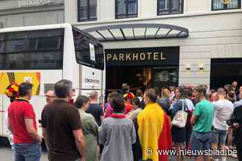 Grote menigte zwaait Belgian Cats uit aan Parkhotel in Kortrijk