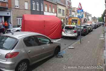 Bestuurder (78) wordt onwel en overlijdt na crash tegen drie voertuigen