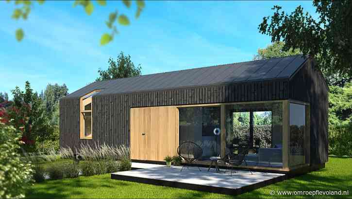 Emmeloord - Honderden geïnteresseerden in de rij voor een tiny house in Emmeloord