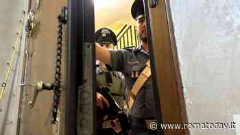 Scappa dal figlio che distrugge la casa, l'aveva già picchiata e minacciata di morte