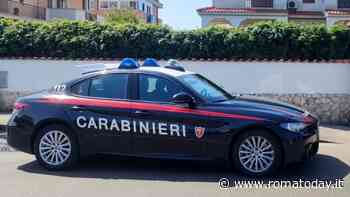 Rientra in casa e trova i ladri, passanti li rincorrono e fermano una donna con i gioielli appena rubati