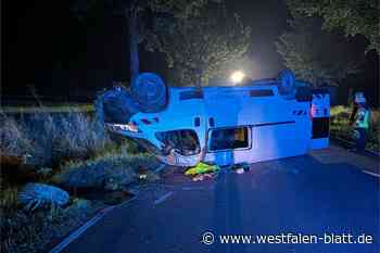 3,5-Tonner kommt von der Straße ab und überschlägt sich