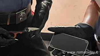 Borseggia turista a bordo del bus, poi ferisce carabinieri con delle forbici