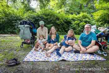 280 mama’s geven samen borstvoeding in het Nachtegalenpark: “Iedereen zou zich er goed bij moeten voelen”
