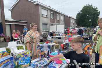 Vijf kilometer standhouders op rommelmarkt Zandvlietse Dorpsstraat