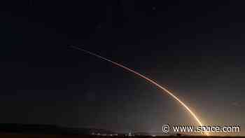 SpaceX launches 23 Starlink satellites to orbit from California (photos)