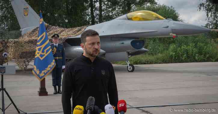 Kampfflugzeuge: Selenskyj stellt erste F-16 der Ukraine vor