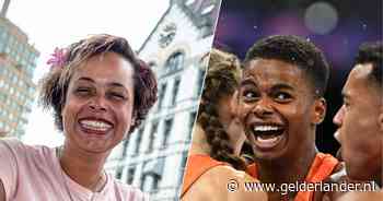 Moeder Roeleke euforisch na gouden plak estafetteloper Isaya: ‘Ik heb heel hard staan huilen’