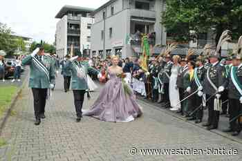 Prächtiger Umzug vor begeisterten  Zuschauern