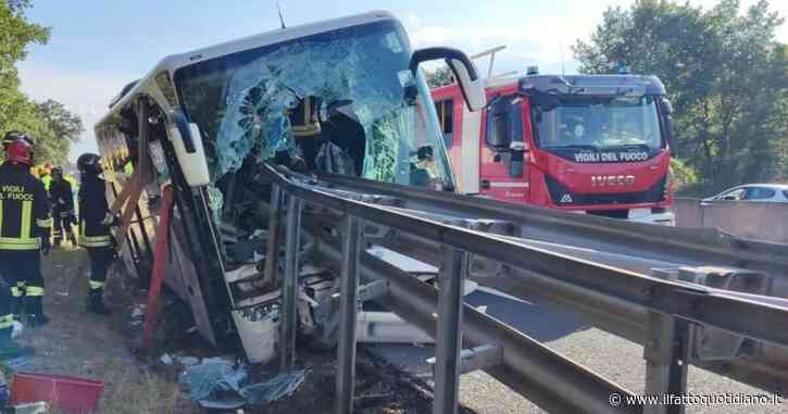 Incidente sull’A1, un pullman turistico si ribalta vicino ad Arezzo: un morto e 15 feriti