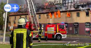 Großbrand in Wunstorf: Ein Feuer zerstört das ehemalige Pelz-Haus.