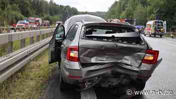 Zwei Schwerverletzte: 25 Autos krachen auf A4 ineinander