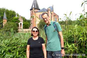 ‘Flauwe plezante’ broddelt met pijltjes van Kastelenwandeltochten, die ruim duizend wandelaars lokken