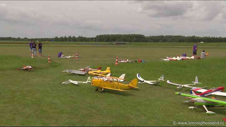 Almere - Miniatuurvliegtuigjes zoeven voorbij, tientallen liefhebbers bijeen op modelvliegkamp