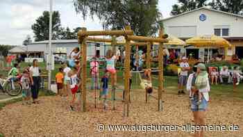 Zum Spielplatz-Start fallen Süßigkeiten vom Himmel