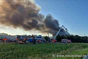 Hulpdiensten massaal uitgerukt voor zware industriebrand en ontploffing van gasflessen: “Houd ramen en deuren dicht in ruime omgeving”