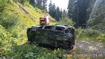 Auto stürzt an Tiroler Alm 170 Meter in die Tiefe: Fahrerin aus Bayern rettet sich mit waghalsigem Sprung