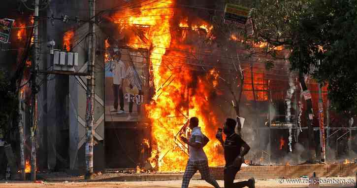 Demonstranten stürmen Regierungspalast in Bangladesch